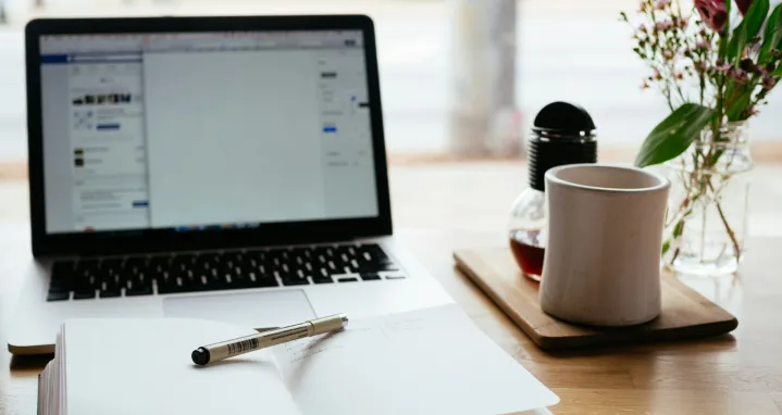 bureau-ordinateur-cahier