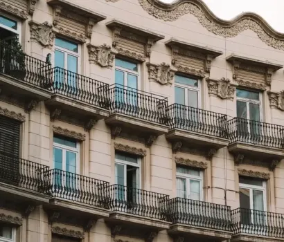 Une façade d'immeuble en Espagne