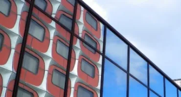 Immeuble avec fenêtres