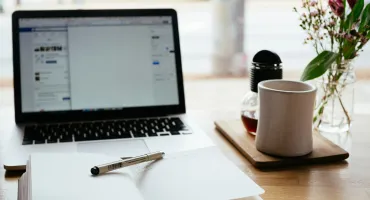 bureau-ordinateur-cahier