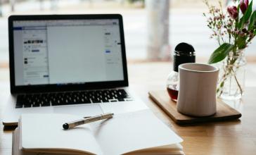 bureau-ordinateur-cahier